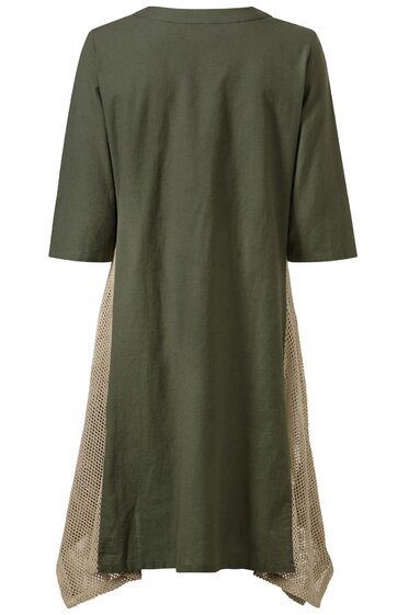 Mittellanges Kleid olivgrün mit halblangen Ärmeln, asymmetrischer Saum, seitliche beige Netzstoffeinsätze, rundem Ausschnitt hinten