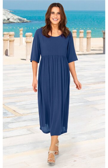 Marineblaues, knielanges Kleid ohne Muster, rundhalsausschnitt, dreiviertellange Ärmel, ausgestellte Form unterhalb der Brust, getragen von stehender Frau in Sandalen