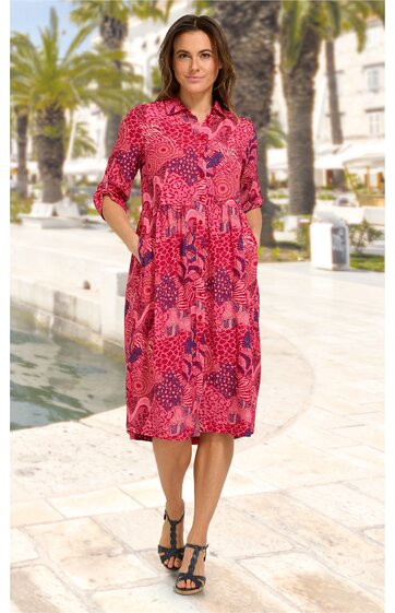 Rotes knielanges Kleid mit abstraktem dunkelrotem und pinkem Muster, V-Ausschnitt, mit Stehkragen, kurze Ärmel, lockere Passform, getragen von stehender Frau, seitliche Taschen