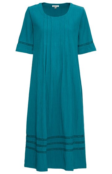 Knielanges Kleid in petrolblau, unifarben, rundhalsausschnitt, halblange Ärmel mit dekorativen Besätzen, vertikale Ziernähte vorne, Saum mit mehreren horizontalen Zierstreifen