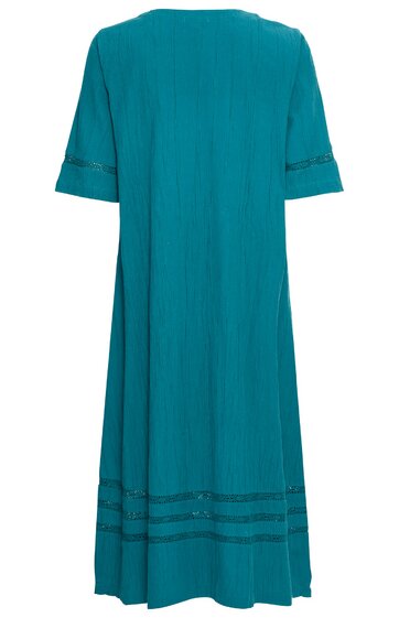 Türkisfarbenes Kleid ohne Muster, knielang, lockerer Schnitt, kurze Ärmel mit Umschlag, Saum mit drei horizontalen Durchbruchstreifen, rundhalsausschnitt, fließender Stoff