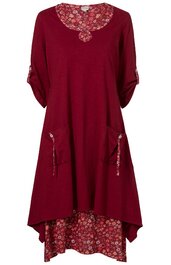 Rotes, langärmliges Kleid mit floralem Innenfutter, Rundhalsausschnitt, asymmetrischer Saum, aufgekrempelte Ärmel mit Knopf, seitliche Taschen mit Reißverschluss und floralem Einsatz