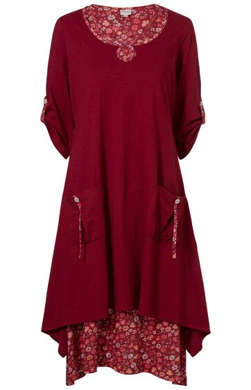 Rotes, langärmliges Kleid mit floralem Innenfutter, Rundhalsausschnitt, asymmetrischer Saum, aufgekrempelte Ärmel mit Knopf, seitliche Taschen mit Reißverschluss und floralem Einsatz
