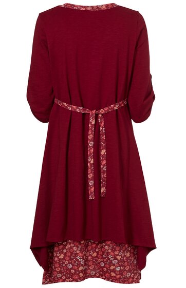 Dunkelrotes Kleid mit floralem Muster am Saum, Rundhalsausschnitt, lange Ärmel, tailliert mit gebundenem Stoffgürtel, hinten länger geschnitten