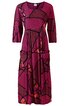 Midikleid in dunklem magentaton mit abstraktem schwarzen und roten Muster, runder Ausschnitt, 3/4- lange Ärmel, Taillengürtel, seitliche aufgesetzte Taschen