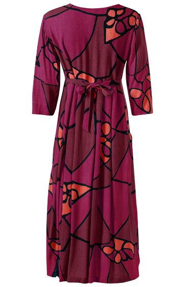 Langes Kleid in dunklem Magenta mit schwarzen Linien und großen orangenen Blütenmustern, dreiviertelärmel, Rundhalsausschnitt, Bindegürtel in der Taille, seitlicher Schlitz am Saum