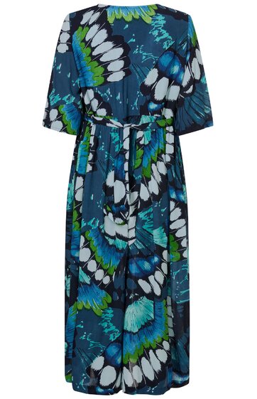 Maxikleid in dunklem Blau mit großen weißen, grünen und hellblauen Schmetterlingsflügel-Muster, kurze weite Ärmel, V-Ausschnitt, Bindegürtel auf Taillenhöhe, fließende lange Form