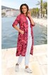 Lang geschnittener, pink-roter leichter Mantel mit abstraktem Muster, 3/4-Ärmel, offene Front, zwei seitliche Taschen, getragen von stehender Frau, kombiniert mit weißem T-Shirt, weiße Hose, weiße Sneakers