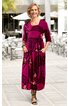Knielanges Kleid in Pink und Dunkelrot mit geometrischem Muster, Rundhalsausschnitt, 3/4-Ärmel, Brustnaht, seitliche Eingrifftaschen, getragen von stehender Frau mit offenen Haaren und Sandalen