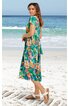 Midikleid in grün mit orange-rosa Blumenmuster, kurze Ärmel, Rundhalsausschnitt, lockere Passform, getragen von seitlich stehendem Model am Strand, Kleid reicht bis zur Wade