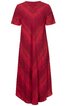 Rotes Midikleid mit diagonal gestreiftem Muster in dunkleren Rottönen, kurze Ärmel, V-Ausschnitt, weiter Schnitt, trapezförmig, ohne sichtbare Knöpfe oder Verschlüsse