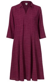 Dunkelrotes Kleid mit dezentem Karomuster, V-Ausschnitt ohne Kragen, 3/4-lange Ärmel, leicht ausgestellt, knielang