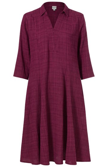 Dunkelrotes Kleid mit dezentem Karomuster, V-Ausschnitt ohne Kragen, 3/4-lange Ärmel, leicht ausgestellt, knielang