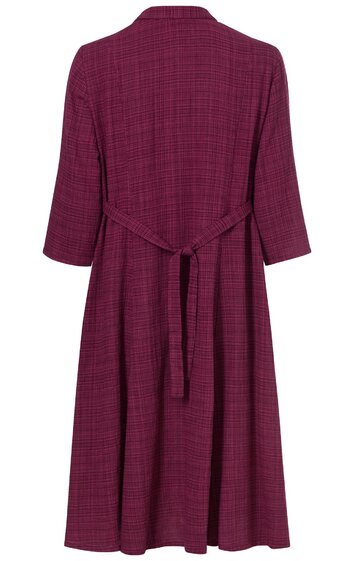 Knielanges Kleid in dunklem Weinrot mit fein strukturiertem Muster, Stehkragen, 3/4-Ärmel, Taillengürtel hinten gebunden, gerade geschnitten, Rückansicht