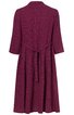 Knielanges Kleid in dunklem Weinrot mit fein strukturiertem Muster, Stehkragen, 3/4-Ärmel, Taillengürtel hinten gebunden, gerade geschnitten, Rückansicht
