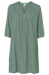 Lockeres, knielanges Kleid in grün mit kleinem Karomuster, V-Ausschnitt mit kurzem Stehkragen, halblange, leicht gepuffte Ärmel, Knopfverschluss vorne, weite Passform
