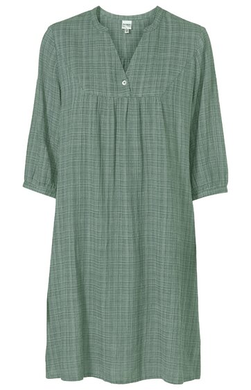 Lockeres, knielanges Kleid in grün mit kleinem Karomuster, V-Ausschnitt mit kurzem Stehkragen, halblange, leicht gepuffte Ärmel, Knopfverschluss vorne, weite Passform