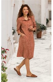 Rostbraunes Hemdkleid mit feiner Streifenstruktur, Kragen, durchgehende Knopfleiste, 3/4-Ärmel, zwei seitliche Taschen, knielang, getragen von stehender Frau mit sandfarbenen Sandalen