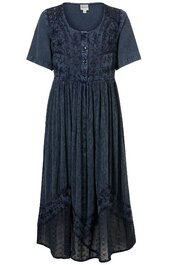 Dunkelblaues Kleid mit kurzen Ärmeln, Rundhalsausschnitt, Knopfleiste vorne, besticktes florales Muster am Oberteil, ausgestellte Form, hohe Saumlinie hinten, dezente Lochstickerei am Rockteil