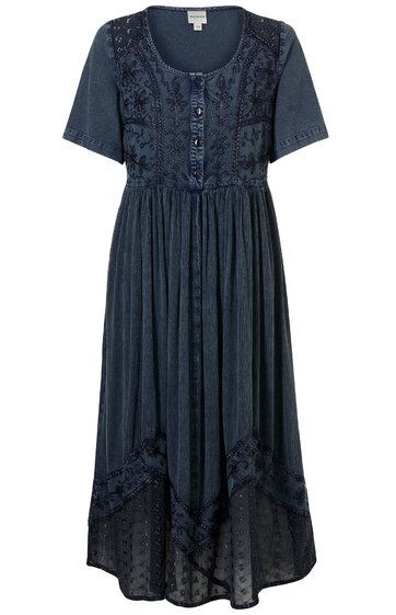 Dunkelblaues Kleid mit kurzen Ärmeln, Rundhalsausschnitt, Knopfleiste vorne, besticktes florales Muster am Oberteil, ausgestellte Form, hohe Saumlinie hinten, dezente Lochstickerei am Rockteil