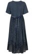 Dunkelblaues Midikleid, kurzer Ärmel, rundhalsausschnitt, Taillengürtel, Rockteil mit feinem Punkte-Muster und floraler Stickerei am Saum