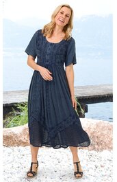 Dunkelblaues Midikleid mit kurzem Ärmel, florales Spitzenmuster am Oberteil und Saum, Rundhalsausschnitt, ausgestellter Rock, getragen von stehender lächelnder Frau, luftige Passform