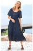Dunkelblaues Midikleid mit kurzem Ärmel, florales Spitzenmuster am Oberteil und Saum, Rundhalsausschnitt, ausgestellter Rock, getragen von stehender lächelnder Frau, luftige Passform