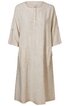 Beiges, knielanges Kleid mit Dreiviertelärmeln, Rundhalsausschnitt, Knopfleiste vorne, aufgesetzte Taschen, lockere Passform
