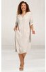 Beiges langes Kleid mit V-Ausschnitt und Knopfleiste, 3/4-Ärmel mit Riegel, seitliche Taschen, gerade geschnitten, getragen von lächelnder stehender Frau