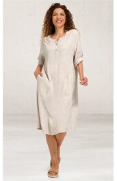 Beiges langes Kleid mit V-Ausschnitt und Knopfleiste, 3/4-Ärmel mit Riegel, seitliche Taschen, gerade geschnitten, getragen von lächelnder stehender Frau