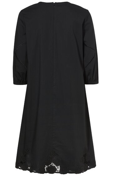 Schwarzes Kleid ohne Muster, lang geschnitten mit langen Ärmeln, Rundhalsausschnitt, Rückenansicht, Saum mit Lochmuster verzierung