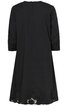 Schwarzes Kleid ohne Muster, lang geschnitten mit langen Ärmeln, Rundhalsausschnitt, Rückenansicht, Saum mit Lochmuster verzierung