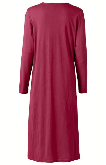 Rückenansicht eines langärmligen, knielangen Kleides in dunkelrosa, schlicht ohne Muster, gerade geschnitten, ohne sichtbare Verzierungen