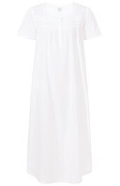 Weißes Nachthemd mit kurzen Ärmeln, rundem Ausschnitt, Brustbereich mit feinen Falten, knielang, gerade geschnitten