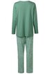 Zweiteiliges Damen-Schlafanzug-Set, Oberteil einfarbig salbeigrün, langärmelig, rundhalsausschnitt, gerader Saum, Hose gemustert mit kleinen weißen Punkten auf salbeigrünem Grund, gerade geschnitten