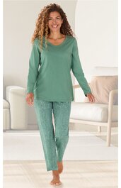 Hausanzug mit langärmligem Oberteil und langem Hosenbein in mintgrün, Oberteil mit V-Ausschnitt, gerade geschnitten, getragen von lächelnder stehender Frau