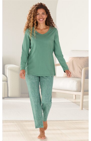 Hausanzug mit langärmligem Oberteil und langem Hosenbein in mintgrün, Oberteil mit V-Ausschnitt, gerade geschnitten, getragen von lächelnder stehender Frau