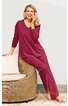 Dunkelrosa Schlafanzug mit langärmligem V-Ausschnitt-Oberteil und langen Hosen, getragen von sitzender Frau, entspannt, einfarbig, elastischer Bund an der Hose