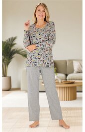Langärmliges Schlafanzugoberteil mit buntem Katzenmuster auf grauem Grund, Rundhalsausschnitt, gerade geschnitten, dazu unifarbene hellgraue lange Schlafanzughose, stehend getragen