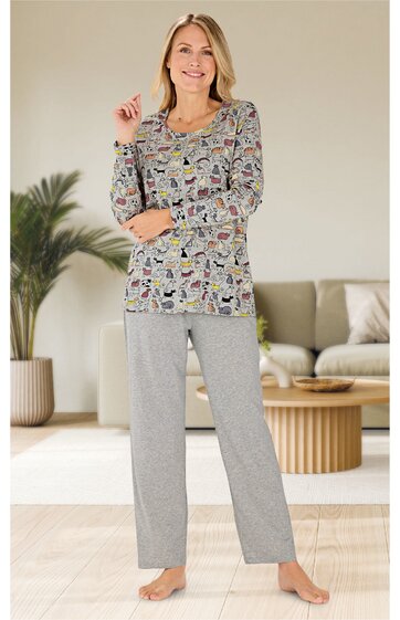 Langärmliges Schlafanzugoberteil mit buntem Katzenmuster auf grauem Grund, Rundhalsausschnitt, gerade geschnitten, dazu unifarbene hellgraue lange Schlafanzughose, stehend getragen