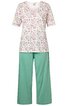 Pyjama-Set bestehend aus cremeweißem Oberteil mit floralem Muster in Pastellfarben, Rundhalsausschnitt, halblange Ärmel, locker geschnitten, kombiniert mit einfarbig mintgrüner, weit geschnittener Hose
