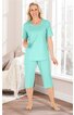 Mintgrünes Hausanzug-Set bestehend aus locker sitzendem T-Shirt mit rundem Ausschnitt und Capri-Hose, getragen von stehender Frau, kurze Ärmel, hüftlang