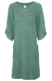 Grünes knielanges Kleid ohne Muster, Rundhalsausschnitt mit Holzknopf, 3/4-Ärmel mit Aufschlag, aufgesetzte Tasche rechts, gerade geschnitten