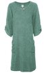 Grünes knielanges Kleid ohne Muster, Rundhalsausschnitt mit Holzknopf, 3/4-Ärmel mit Aufschlag, aufgesetzte Tasche rechts, gerade geschnitten