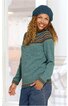 Damenpullover in grün-blau mit mehrfarbigem Norwegermuster am Rundhalsausschnitt, an Ärmelenden und Saum, rund geschnitten, getragen von lächelnder Frau mit blauer Strickmütze und blauem Jeansrock, lange Ärmel