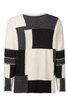 Pullover in Weiß, Schwarz und Grau mit geometrischem Blockmuster, strukturierte Strickoptik, langer Arm, gerade geschnitten, ohne sichtbare Verschlüsse