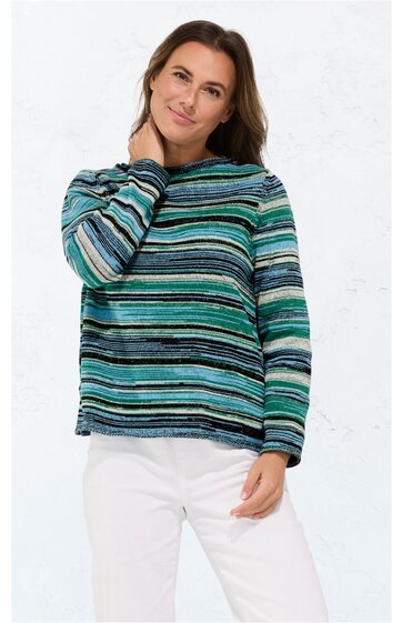 Langärmliges, gestreiftes Oberteil in Blau- und Grüntönen mit Rundhalsausschnitt, locker geschnitten, getragen von stehender Frau, weiße Hose