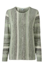Pullover in grünlichem Hellgrau mit Streifenmuster in verschiedenen Grautönen, Rundhalsausschnitt, lange Ärmel, gerader Saum, feinstrukturiertes Strickdesign