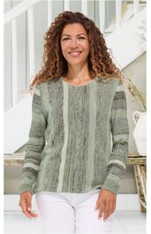 Langärmliger Pullover in Hellgrün mit senkrechten Streifen in verschiedenen Grüntönen, Rundhalsausschnitt, gerade geschnitten, getragen von stehender Frau mit offenen Haaren