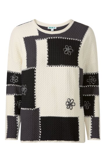 Langärmliger Pullover in Cremeweiß und Schwarz, patchworkartiges Muster mit groben Nähten, runder Ausschnitt, schwarze florale Stickereien auf Vorderteil und Ärmeln